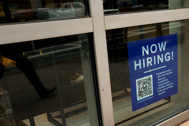 U.S. private sector job creation beats expectations in December